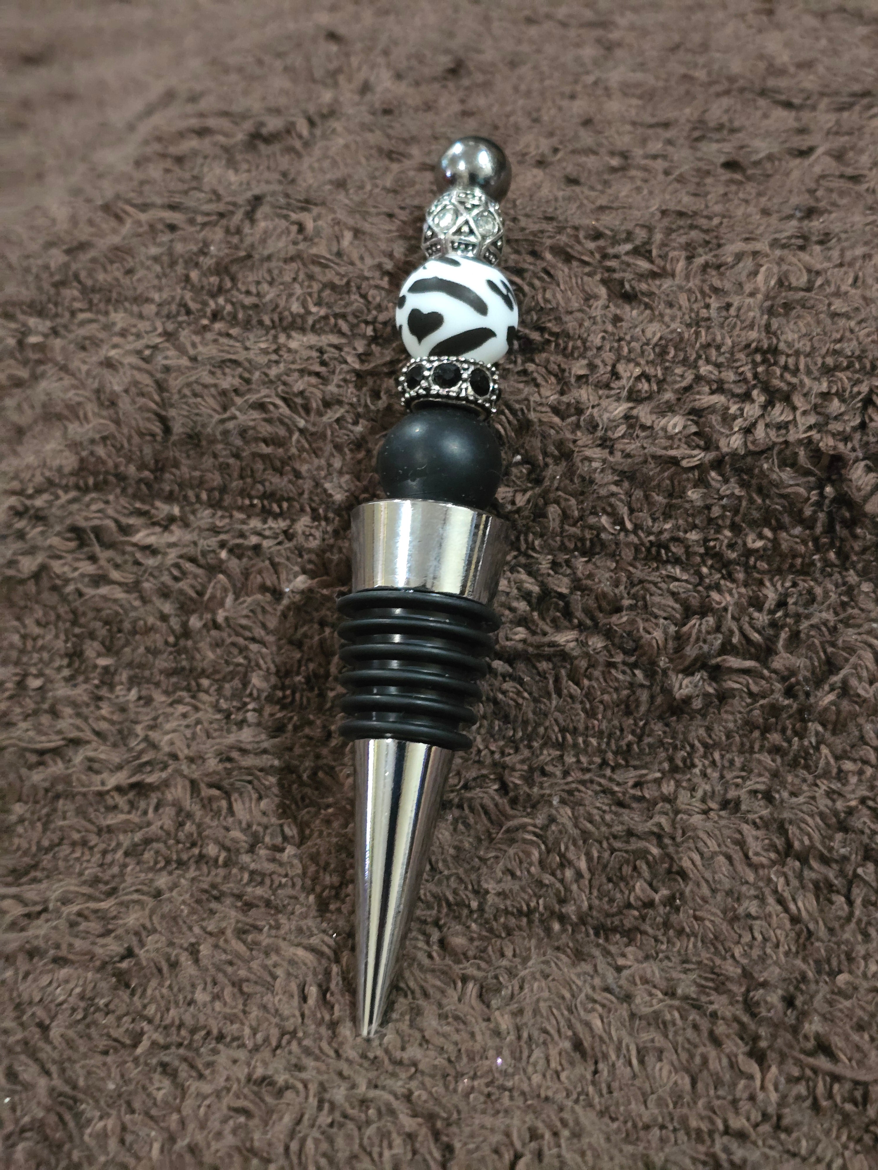 #22 Beaded "Black & White Heart" Wine Stopper