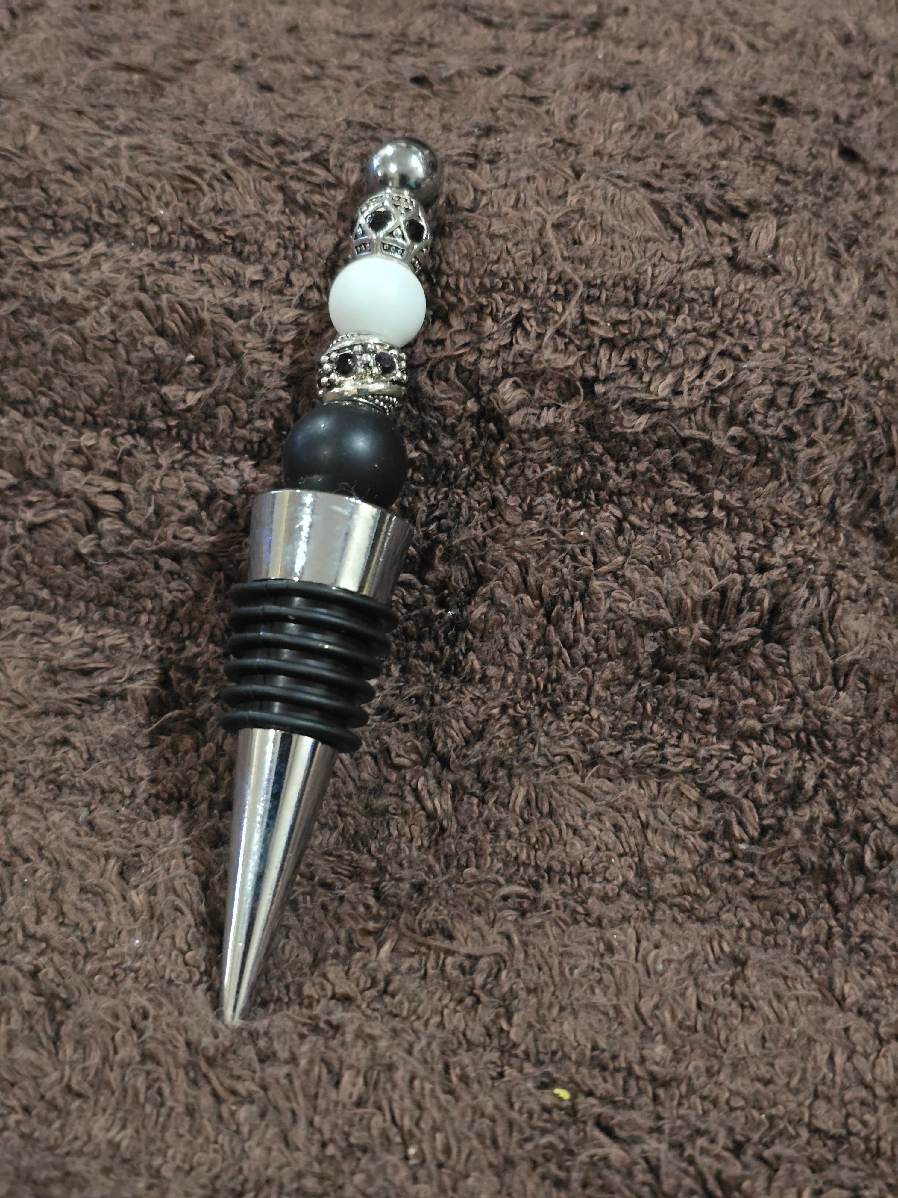 #25 Beaded "Sparkling Black & White" Wine Stopper